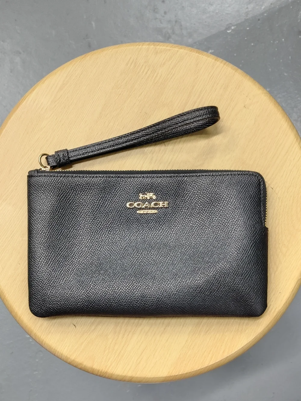 Coach Corner Zip Large Crossgrain Leather Wristlet Black & Gold Zipper